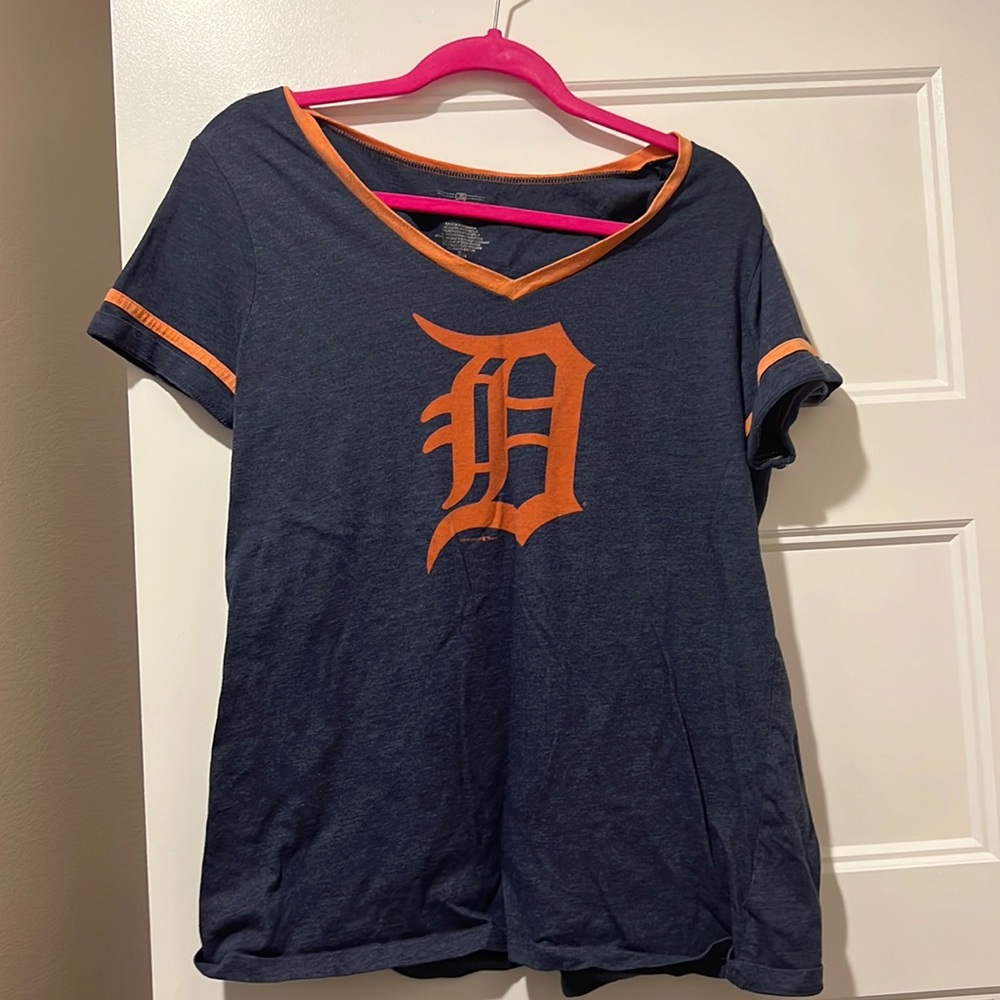XL womens Detroit Tiger v neck